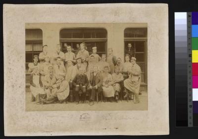 Groupe d'étudiants en médecine entourant leurs professeurs. Le Dr. Paul Vuilleumier est le 3e depuis la droite, au premier rang.