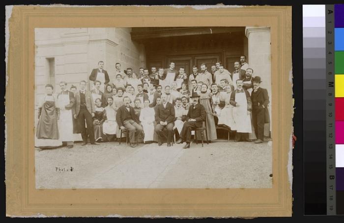 Volée d'étudiants avec leurs professeurs sous le porche de l'Ecole de médecine. On reconnaît, assis au premier rang, depuis la droite les professeurs Alexandre Herzen, Edouard Bugnion et Auguste Roud. La proportion de femmes dans le groupe est remarqua…