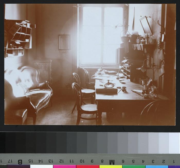 Bureau non identifié, vraisemblablement situé dans un établissement ou un cabinet médical en lien avec le Dr Eugène Bach.