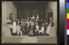 Volée d'anatomistes et de leurs professeurs sous le porche de l'Ecole de médecine. Le professeur Auguste Roud, nouvellement nommé, se tient assis, de face, sur la droite._x000D_
 On reconnaît les casquettes des sociétés d'étudiants. A droite et à gauche du g…