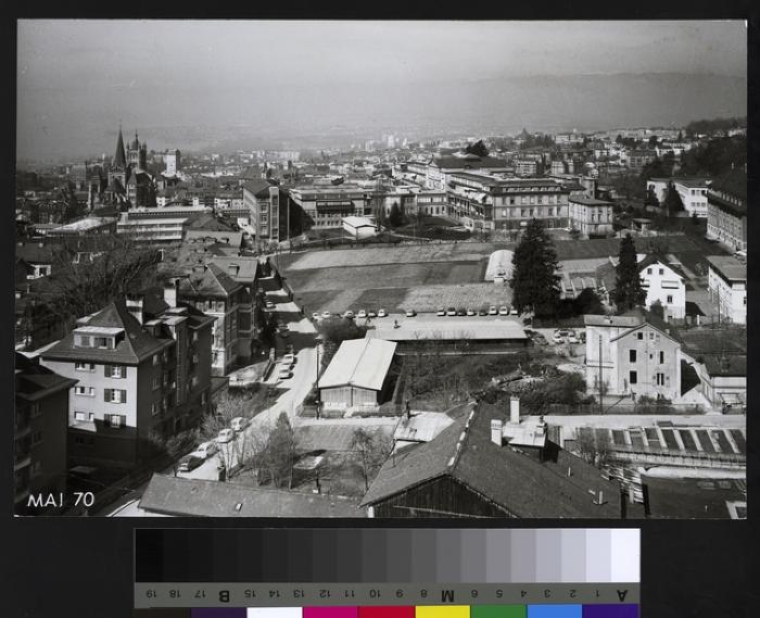Vue du site de Champ de l'Air avant la construction du CHUV. Au centre du second plan, l'hôpital cantonal avec ses adjonctions (de gauche à droite: annexe du pavillon chirugical, pavillon chirurgical, bloc opératoire).