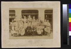 Groupe d'étudiants en médecine entourant leurs professeurs. Le Dr. Paul Vuilleumier est le 3e depuis la droite, au premier rang.