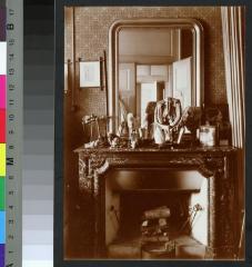 Cheminée ornant un bureau vraisemblablement situé dans un établissement ou un cabinet médical en lien avec le Dr Eugène Bach