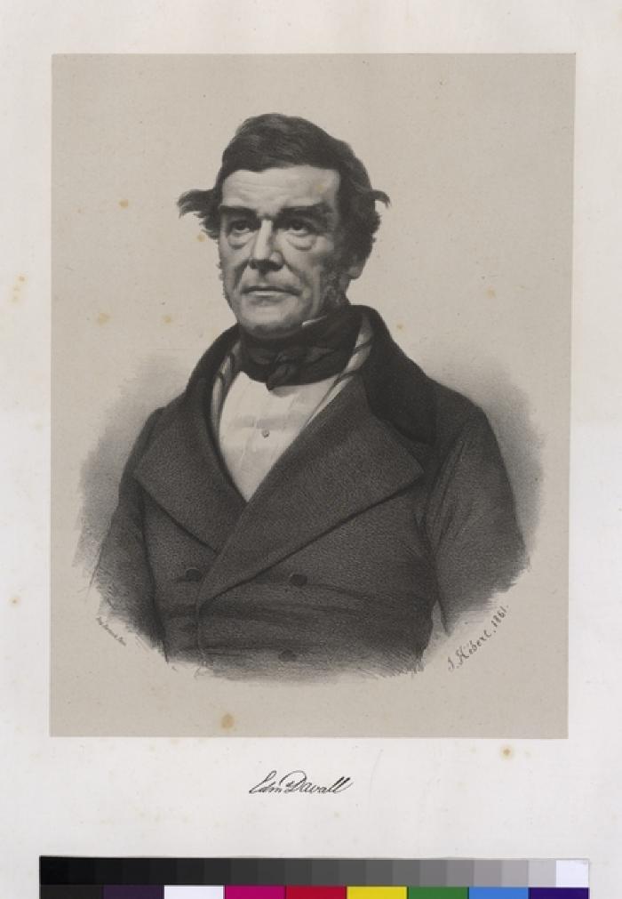 Portrait en buste et de 3/4 d'Edmond Davall. Ses cheveux sont noirs, touffus, avec des mèches dressées de chaque côté, ses sourcils sont épais. Il porte une veste foncée à larges revers avec deux rangées de boutons, une chemise blanche et un foulard fo…