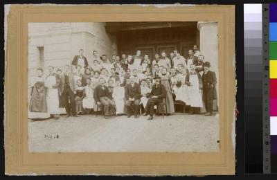 Volée d'étudiants avec leurs professeurs sous le porche de l'Ecole de médecine. On reconnaît, assis au premier rang, depuis la droite les professeurs Alexandre Herzen, Edouard Bugnion et Auguste Roud. La proportion de femmes dans le groupe est remarqua…