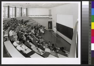 Cours du Prof. Winkler dans l'auditoire de l'école de médecine.