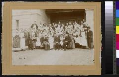 Volée d'étudiants avec leurs professeurs sous le porche de l'Ecole de médecine. On reconnaît, assis au premier rang, depuis la droite les professeurs Alexandre Herzen, Edouard Bugnion et Auguste Roud. La proportion de femmes dans le groupe est remarqua…