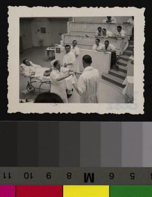 Cours donné par le prof. Decker à l'auditoire Decker, ici assisté par un soeur de Saint-Loup.