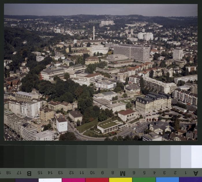 Vue aérienne du site de Champ de l'Air avec le CHUV visible au centre droite de la partie supérieure de la photographie. Devant ce dernier sont visibles successivement: l'institut de microbiologie et l'hôpital cantonal avec, de gauche à droite, le bâti…
