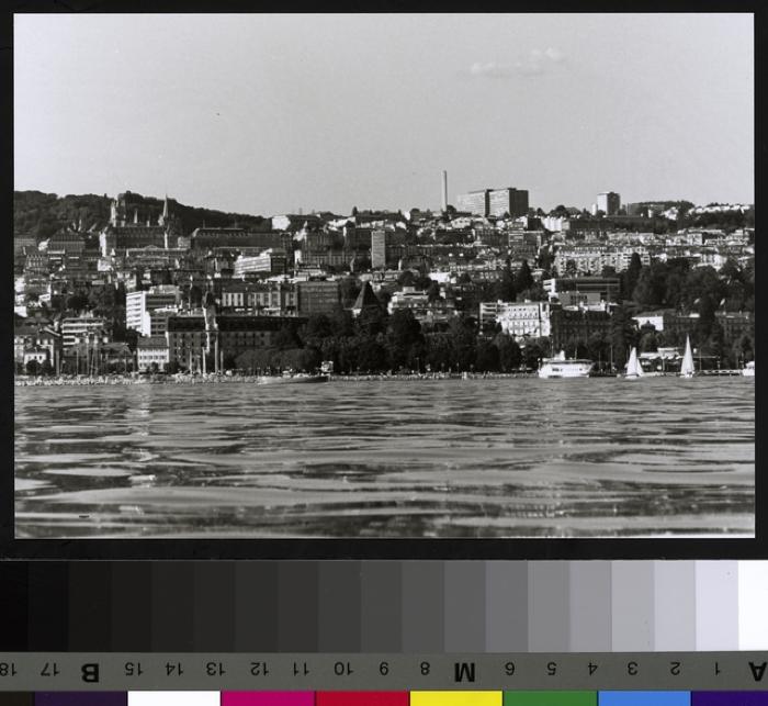 Vue générale de Lausanne prise depuis le lac Léman, avec le CHUV à l'arrière-plan