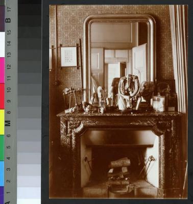 Cheminée ornant un bureau vraisemblablement situé dans un établissement ou un cabinet médical en lien avec le Dr Eugène Bach