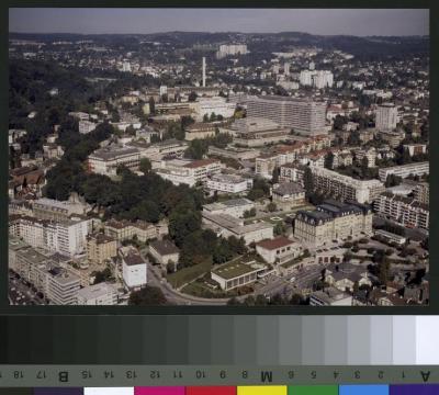 Vue aérienne du site de Champ de l'Air avec le CHUV visible au centre droite de la partie supérieure de la photographie. Devant ce dernier sont visibles successivement: l'institut de microbiologie et l'hôpital cantonal avec, de gauche à droite, le bâti…