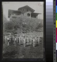 Pensionnaires de La Nichée à Chexbres faisant de la gymnastique devant l'institution.