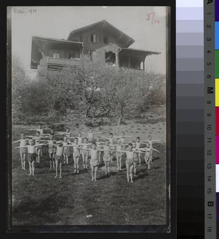Pensionnaires de La Nichée à Chexbres faisant de la gymnastique devant l'institution.