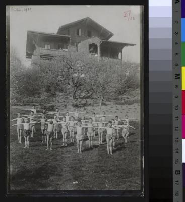 Pensionnaires de La Nichée à Chexbres faisant de la gymnastique devant l'institution.