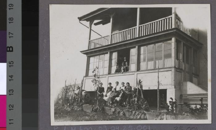 La Clairière, préventorium pour jeunes filles: pensionnaires et personnel posant devant la véranda.