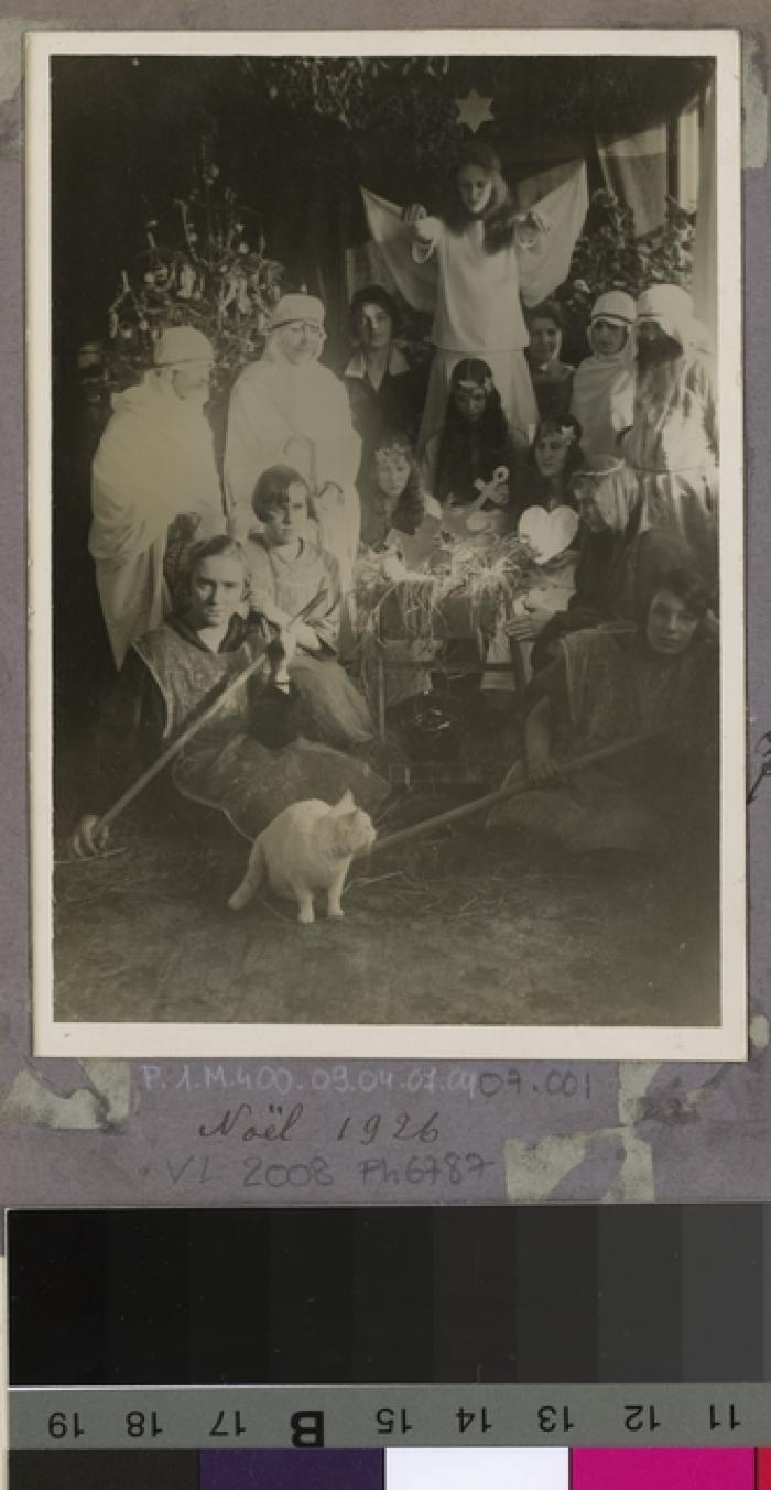 La Clairière, préventorium pour jeunes filles: les pensionnaires posant déguisées à l'occasion de la fête de Noël.