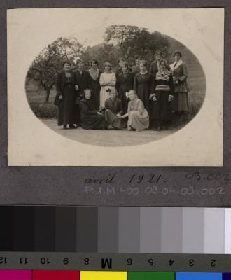 La Clairière, préventorium pour jeunes filles: les pensionnaires posant.