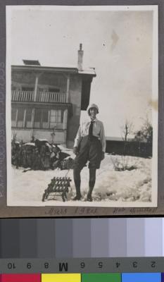 La Clairière, préventorium pour jeunes filles: pensionnaire faisant de la luge.