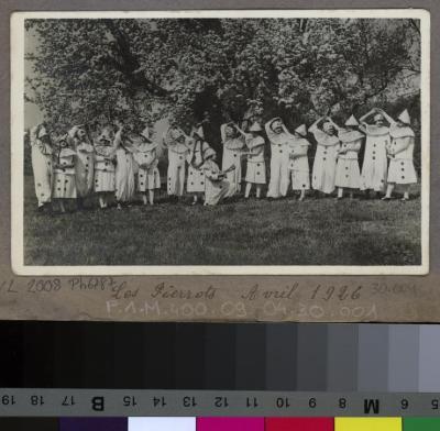 La Clairière, préventorium pour jeunes filles: pensionnaires posant déguisées en Pierrots.