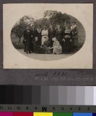 La Clairière, préventorium pour jeunes filles: les pensionnaires posant.