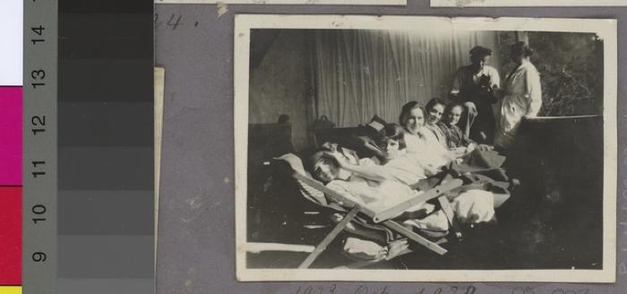 La Clairière, préventorium pour jeunes filles: les pensionnaires prenant le soleil sur un balcon.