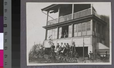 La Clairière, préventorium pour jeunes filles: pensionnaires et personnel posant devant la véranda.