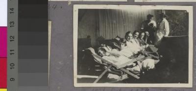 La Clairière, préventorium pour jeunes filles: les pensionnaires prenant le soleil sur un balcon.