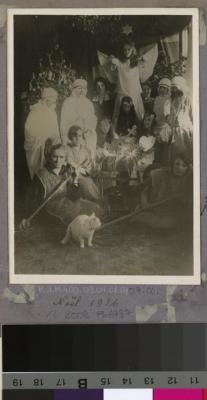 La Clairière, préventorium pour jeunes filles: les pensionnaires posant déguisées à l'occasion de la fête de Noël.