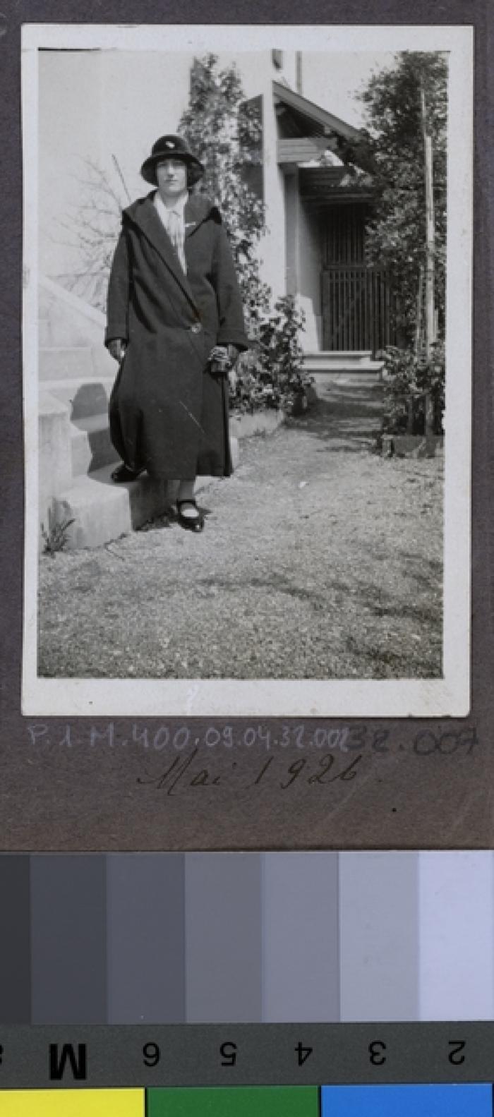 La Clairière, préventorium pour jeunes filles: jeune femme posant sur le perron.
