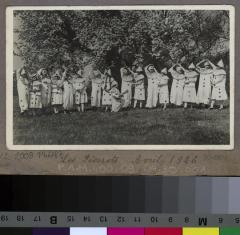 La Clairière, préventorium pour jeunes filles: pensionnaires posant déguisées en Pierrots.