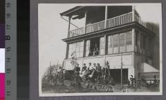 La Clairière, préventorium pour jeunes filles: pensionnaires et personnel posant devant la véranda.