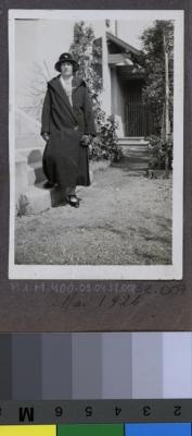 La Clairière, préventorium pour jeunes filles: jeune femme posant sur le perron.