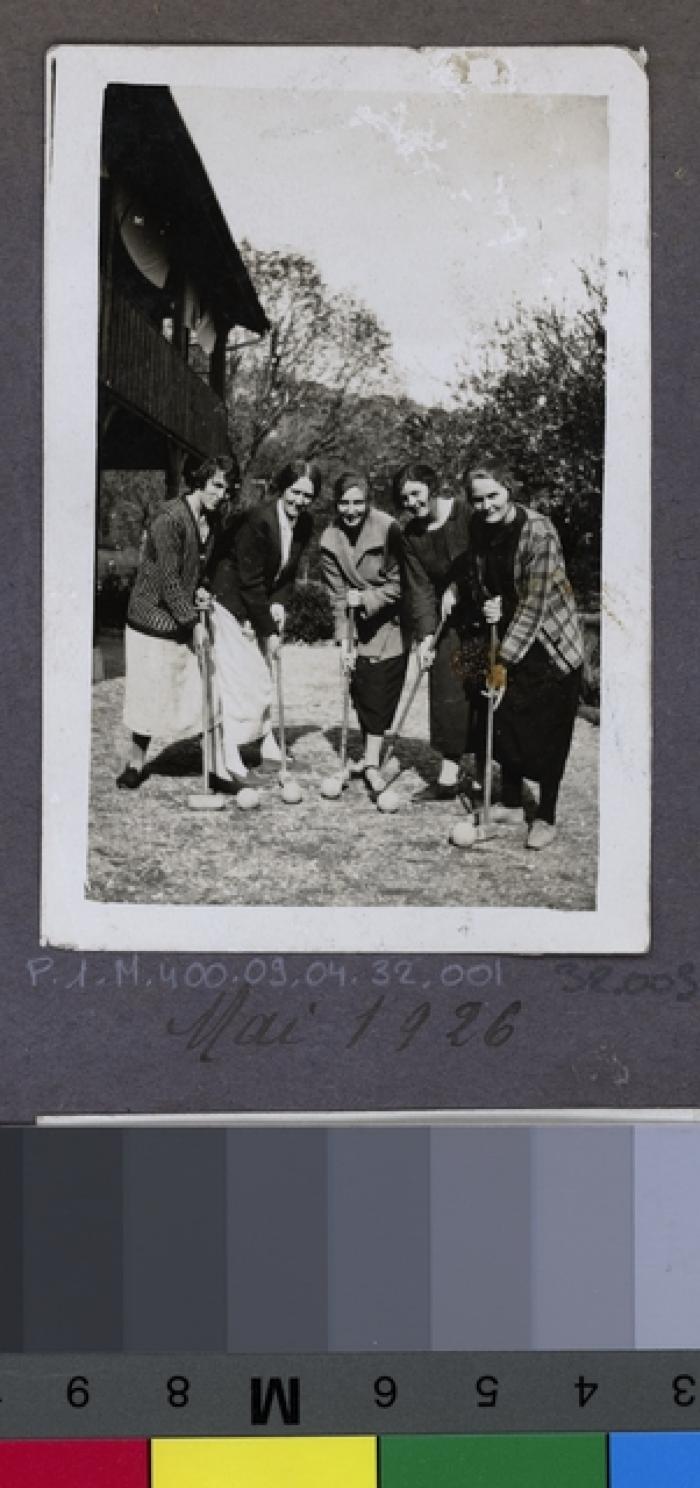 La Clairière, préventorium pour jeunes filles: pensionnaires posant avec du matériel de cricket.