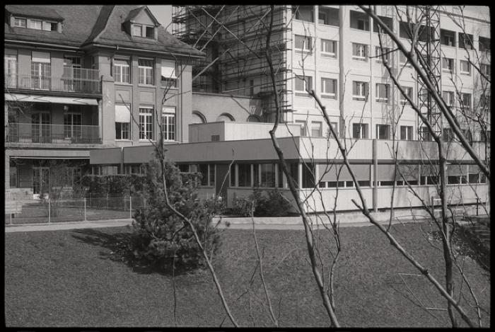 Pavillon des prématurés: vue extérieure des façades ouest et sud. A gauche, une partie de la clinique infantile et, à droite, le bâtiment de la gynécologie-obstérique.