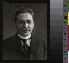 Portrait de face du professeur Adolphe Combe.