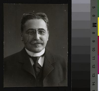 Portrait de face du professeur Adolphe Combe.