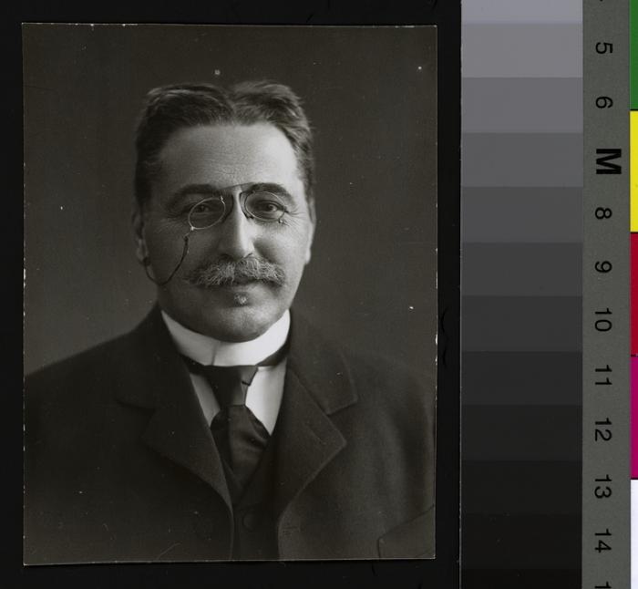 Portrait de face du professeur Adolphe Combe.