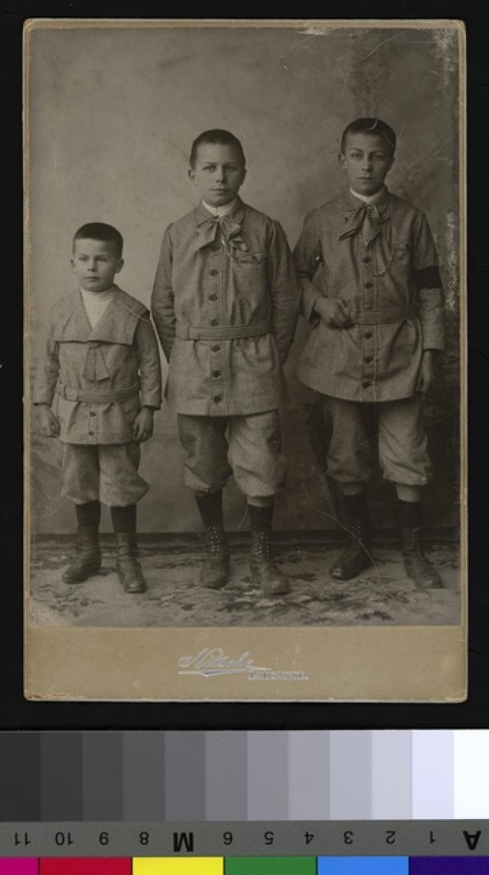 Portrait en pied de Pierre Boven, Willian Boven et Olivier Addor, enfants.